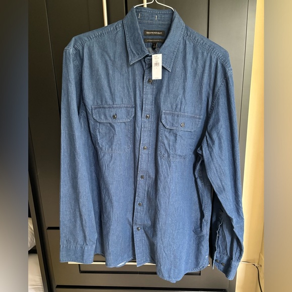 Banana Republic NWT blue denim shirt 100% cotton with button pockets - Picture 2 of 5